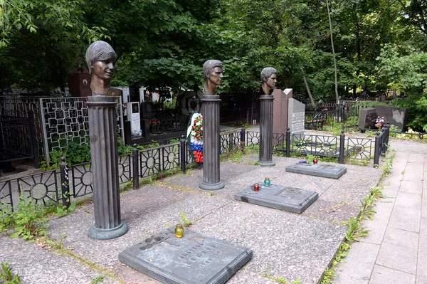2021年7月10日 Dmitry Komar Vladimir Usov和Ilya Krichevsky的墓碑 他们于1991年8月21日在莫斯科Vagankovsky公墓保卫白宫时死亡 — 图库照片