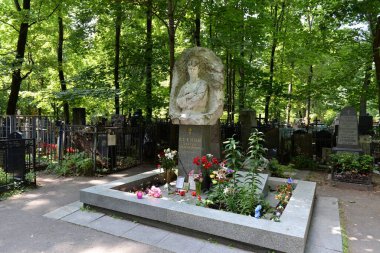  MOSCOW, RUSSIA-HAZİRAN 10 Temmuz 2021: Moskova 'daki Vagankovsky Mezarlığındaki Rus şair Sergei Yesenin' in mezarındaki anıt