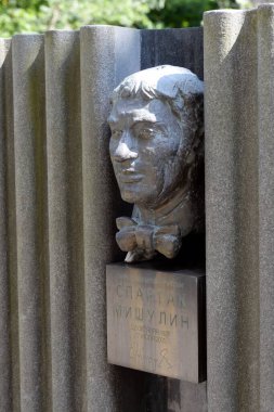  MOSCOW, RUSSIA-HAZİRAN 10 Temmuz 2021: Moskova 'daki Vagankovsky Mezarlığı' ndaki Sovyet ve Rus tiyatro ve film oyuncusu Spartak Mishulin 'in mezarındaki anıt