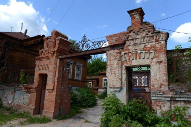   KALUGA, RUSSIA - 17 Haziran 2012: Kaluga 'nın merkezinde eski tuğla kapı