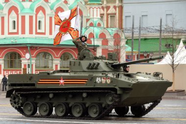 MOSCOW, RUSSIA-MAY 9, 2021: BMD-4M, Moskova Kızıl Meydanı 'ndaki Zafer Günü onuruna hava indirme birliklerinin personelini askeri geçit törenine taşımak için tasarlanmış bir Rus savaş aracı.