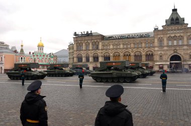 MOSCOW, RUSSIA-MAYIS 9, 2021: Moskova 'daki Kızıl Meydan Zafer Günü onuruna düzenlenen askeri geçit töreninde TOS-1A 