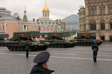 MOSCOW, RUSSIA-MAYIS 9, 2021: Moskova 'daki Kızıl Meydan Zafer Günü onuruna düzenlenen askeri geçit töreninde TOS-1A 