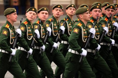 MOSCOW, RUSSIA-MAYIS 9, 2021: Moskova Yüksek Birleşik Silah Komuta Okulu öğrencileri Zafer Günü onuruna Moskova Kızıl Meydanı 'ndaki geçit töreninde