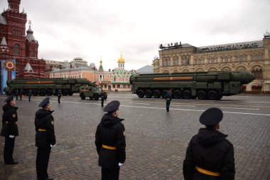 MOSCOW, RUSSIA-MAYIS 9, 2021: Moskova 'daki Kızıl Meydan Zafer Günü onuruna askeri geçit töreninde stratejik füze sistemi 
