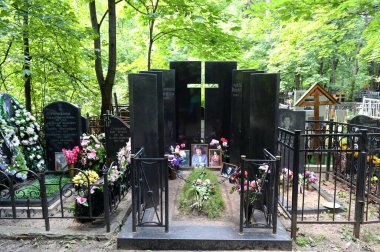  MOSCOW, RUSSIA-HAZİRAN 10 Temmuz 2021: Aktör Andrey Mironov ve annesi Maria Mironova 'nın Moskova' daki Vagankovsky Mezarlığı 'ndaki mezarında heykel kompozisyonu