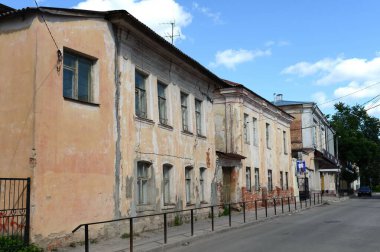 KALUGA, RUSSIA - 17 Haziran 2012: Kaluga 'nın merkezinde eski evler