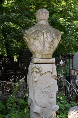 MOSCOW, RUSSIA-10 Temmuz 2021: Moskova 'daki Vagankovsky Mezarlığı' ndaki Halk Sanatçısı Sergei Yakovlev 'in mezarı
