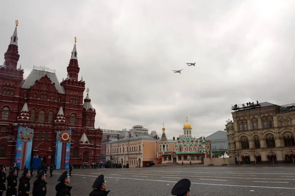 2021年5月9日 莫斯科 在胜利空中阅兵期间 78和图 160型飞机在莫斯科红场上空空中加油的模拟 — 图库照片