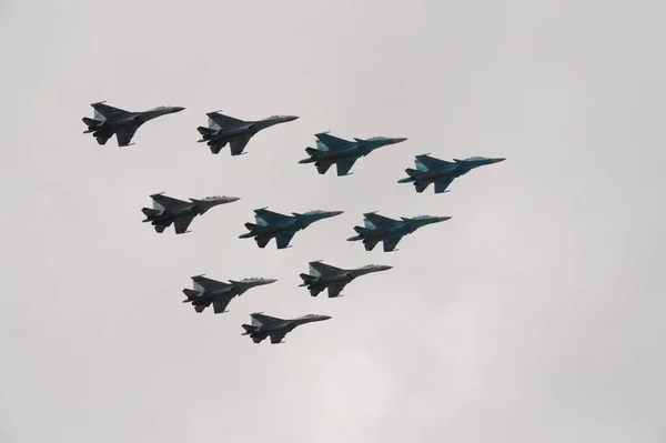 モスクワ ロシア 2021年5月9日 勝利航空パレード中のモスクワの赤の広場上空でSu 30Sm 35戦闘機のグループで構成される戦術翼 — ストック写真