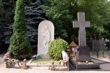  MOSCOW, RUSSIA-10 Temmuz 2021: Ünlü kaleci Lev Yashin ve şarkıcı Igor Talkov 'un Moskova' daki Vagankovsky Mezarlığı 'ndaki mezarları