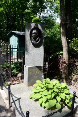  MOSCOW, RUSSIA-HAZİRAN 10 Temmuz 2021: Moskova 'daki Vagankovsky Mezarlığındaki Halk Sanatçısı Erast Garin' in mezarı