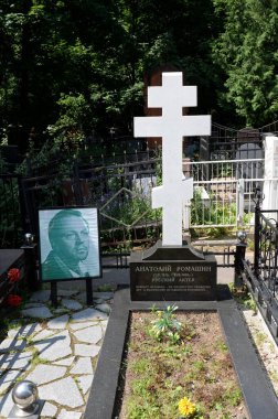  MOSCOW, RUSSIA-10 Temmuz 2021: Moskova 'daki Vagankovsky Mezarlığı' ndaki Halk Sanatçısı Anatoly Romashin 'in mezarı