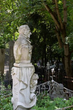  MOSCOW, RUSSIA-10 Temmuz 2021: Moskova 'daki Vagankovsky Mezarlığı' ndaki Halk Sanatçısı Sergei Yakovlev 'in mezarı