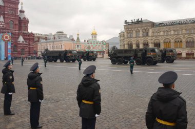 MOSCOW, RUSSIA-MAYIS 9, 2021: Moskova 'daki Kızıl Meydan Zafer Günü onuruna askeri geçit töreninde uzak madencilik mühendislik sisteminin nakliye ve şarj etme aracı