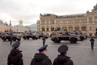 MOSCOW, RUSSIA-MAYIS 9, 2021: Rus zırhlı aracı Moskova 'nın Kızıl Meydanı' ndaki Zafer Günü geçit töreninde Ulusal Muhafız birliklerinin 