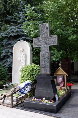MOSCOW, RUSSIA-10 Temmuz 2021: Ünlü kaleci Lev Yashin ve şarkıcı Igor Talkov 'un Moskova' daki Vagankovsky Mezarlığı 'ndaki mezarları