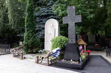  MOSCOW, RUSSIA-10 Temmuz 2021: Ünlü kaleci Lev Yashin ve şarkıcı Igor Talkov 'un Moskova' daki Vagankovsky Mezarlığı 'ndaki mezarları