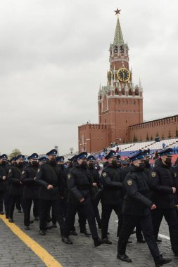 MOSCOW, RUSSIA-MAYIS 9, 2021: Moskova 'daki Kızıl Meydan' da düzenlenen askeri geçit sırasında başkanlık alayının askerleri