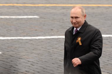 MOSCOW, Rusya-Mayıs 9, 2021: Rusya Federasyonu Başkanı Vladimir Putin Moskova 'nın Kızıl Meydanı' nda Zaferin 76. yıldönümü kutlamalarında