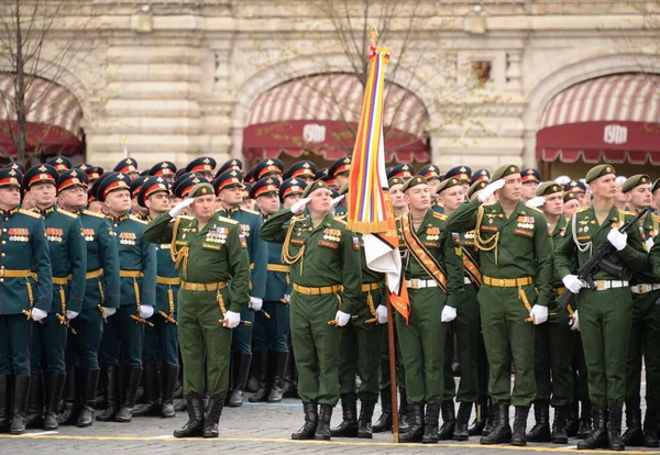 2021年5月9日 俄罗斯莫斯科 俄罗斯联邦国防部军事大学学员在红色广场庆祝胜利日游行期间 — 图库照片