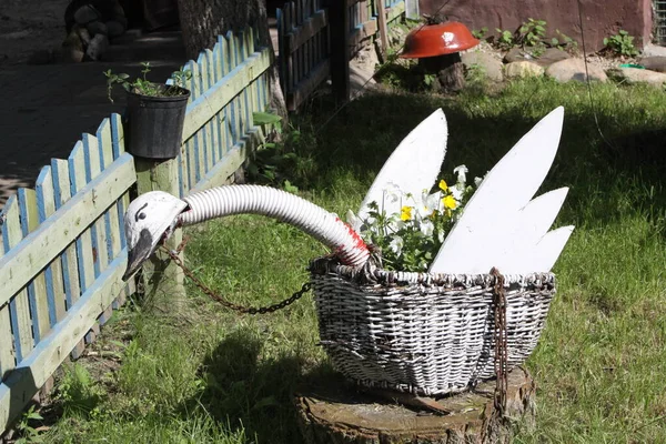 Kaluga Russia Giugno 2012 Figura Cigno Bianco Improvvisato Nel Cortile — Foto Stock