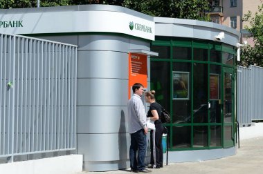  KALUGA, RUSSIA-JUNE 17, 2012: Kaluga 'nın merkezindeki bir ATM' deki insanlar