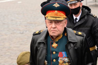 MOSCOW, RUSSIA-MAYIS 9, 2021: Ordu Generali Yuri Baluyevsky Zaferin 76. yıldönümü kutlamalarında Moskova 'nın Kızıl Meydanı' nda