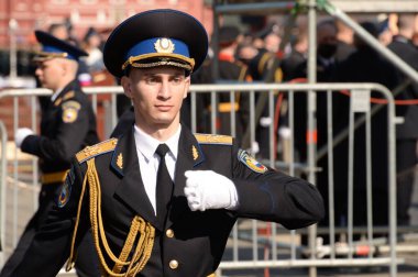 MOSCOW, RUSSIA-MAYIS 7, 2021: Moskova 'daki Kızıl Meydan' daki askeri geçit töreninin kostümlü provası sırasında başkanlık alayının askerleri