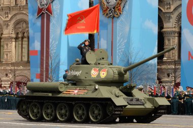 MOSCOW, RUSSIA-MAYIS 7, 2021: Büyük Vatanseverlik Savaşı 'ndaki zaferin 76. yıldönümü için düzenlenen geçit töreninde Kızıl Meydan' da kırmızı bayrak taşıyan T-34-85 orta tank