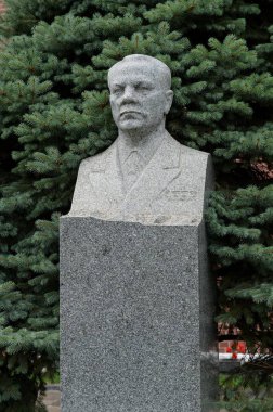  MOSCOW, Rusya- 7 AĞUSTOS 2021: Sovyetler Birliği Mareşali Kliment Voroshilov 'un Moskova' daki Kremlin Duvarı 'ndaki mezarı