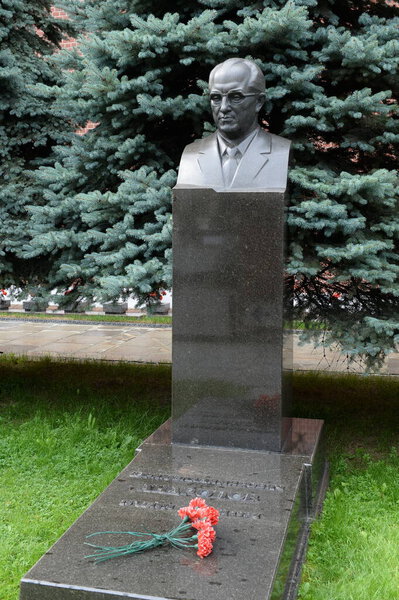 МОСКВА, Россия - 7 августа 2021 года: бюст советского государственного деятеля Юрия Андропова на могиле у Кремлевской стены на Красной площади в центре Москвы