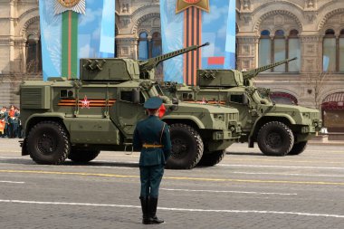 MOSCOW, RUSSIA-MAY 7, 2021: Zafer Günü onuruna Kızıl Meydan geçit töreninin kıyafet provası sırasında çok amaçlı zırhlı araç 