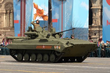 MOSCOW, RUSSIA-MAY 7, 2021: BMP-2 piyade savaş araçları Berezhok savaş modülü ile Moskova 'daki Büyük Vatanseverlik Savaşı' nda Zafer Yürüyüşü 'nün kostümlü provasında
