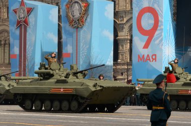 MOSCOW, RUSSIA-MAY 7, 2021: BMP-2 piyade savaş araçları Berezhok savaş modülü ile Moskova 'daki Büyük Vatanseverlik Savaşı' nda Zafer Yürüyüşü 'nün kostümlü provasında