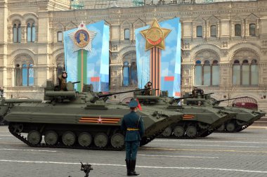 MOSCOW, RUSSIA-MAY 7, 2021: BMP-2 piyade savaş araçları Berezhok savaş modülü ile Moskova 'daki Büyük Vatanseverlik Savaşı' nda Zafer Yürüyüşü 'nün kostümlü provasında