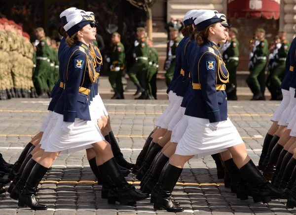 2021年5月7日 莫斯科 在阅兵式的彩排中 朱可夫元帅航空航天防御军事学院和以莫扎伊斯基命名的空间军事学院的女学员 — 图库照片