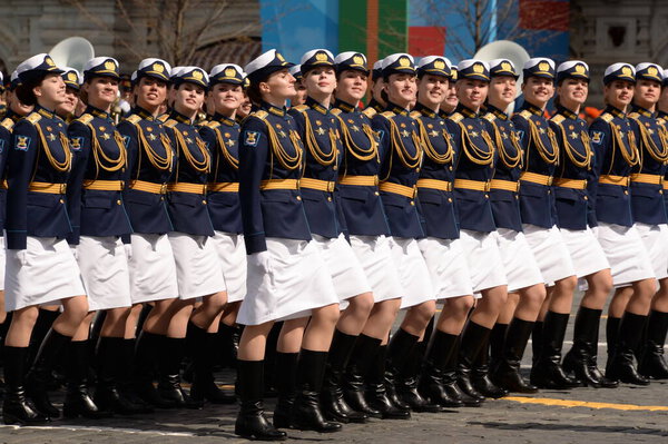 МОСКВА, Россия-7 мая 2021 года: Женщины-курсантки Военной академии воздушно-космической обороны имени Маршала Жукова и Военно-космической академии имени Можайского во время генеральной репетиции парада
