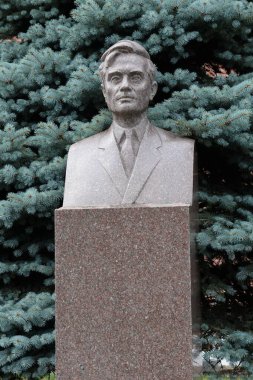 MOSCOW, Rusya- 7 Ağustos 2021: Sovyet devlet adamı ve parti lideri Mikhail Suslov 'un Moskova' nın merkezindeki Kremlin Duvarı 'ndaki mezar taşı anıtı