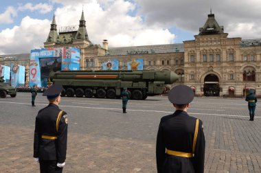 MOSCOW, RUSSIA-MAYIS 7, 2021: Moskova 'daki Kızıl Meydan Zafer Günü onuruna düzenlenen askeri geçit töreninin kostümlü provasında stratejik füze sistemi 