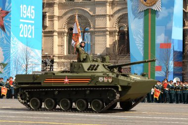 MOSCOW, RUSSIA-MAY 7, 2021: BMD-4M, Moskova 'daki Kızıl Meydan Zafer Günü onuruna düzenlenen askeri geçit töreninde Hava Kuvvetleri personelinin nakledilmesi için kullanılan bir Rus savaş aracı.