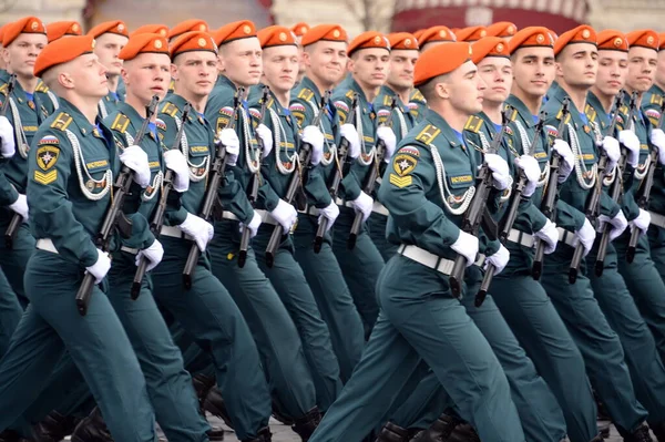 2021年5月7日 在莫斯科红场阅兵式彩排期间 俄罗斯紧急情况部平民保护学院学员 — 图库照片