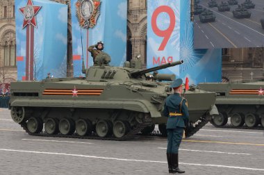 MOSCOW, RUSSIA-MAYIS 7, 2021: BMP-3 piyade savaş aracı Moskova 'daki askeri geçit töreninin kıyafet provasında Zafer Günü' ne adandı.