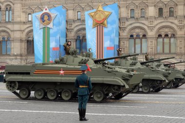 MOSCOW, RUSSIA-MAYIS 7, 2021: BMP-3 piyade savaş aracı Moskova 'daki askeri geçit töreninin kıyafet provasında Zafer Günü' ne adandı.