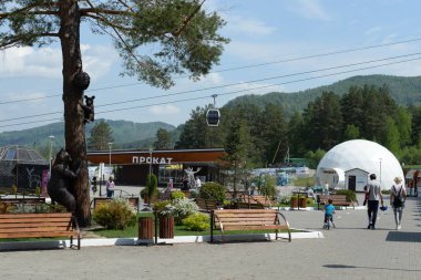 ALTAI REPUBLIC, RUSSIA - 19 Mayıs 2021: Altai Dağları 'nda tüm sezon tatil beldesi 