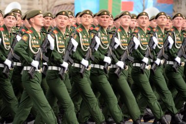 MOSCOW, RUSSIA-MAYIS 7, 2021: Zafer Günü onuruna Moskova Kızıl Meydanı 'ndaki geçit töreninin kostümlü provası sırasında Taman' ın 2.