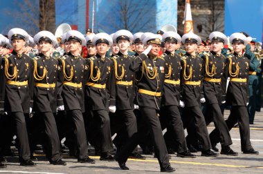 MOSCOW, RUSSIA-MAYIS 7, 2021: Kronstadt Deniz Harp Okulu Askeri Öğrencileri Zafer Günü onuruna Kızıl Meydan 'daki geçit töreninin kostümlü provası sırasında