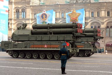 MOSCOW, RUSSIA-MAYIS 7, 2021: BuK-M3 uçaksavar füze sistemi Moskova 'nın Kızıl Meydanı' ndaki Zafer Günü askeri geçit töreninin kostümlü provasında