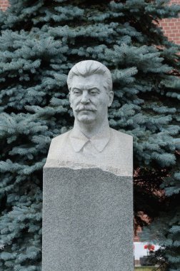 MOSCOW, Rusya - 7 Ağustos 2021: Moskova Kremlin Duvarı 'ndaki Joseph Stalin' in mezarı