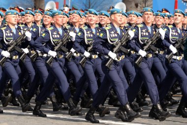 MOSCOW, RUSSIA-MAY 7, 2021: Ryazan Havacılık Komuta Okulu öğrencileri, Moskova 'daki Kızıl Meydan' da Zafer Günü onuruna düzenlenen geçit töreninin kostümlü provasında Margelov 'un adını verdiler.